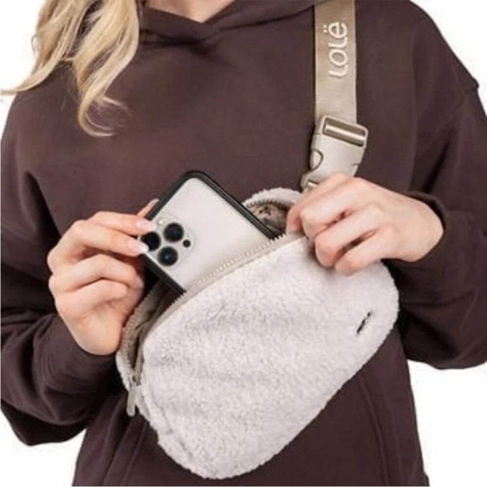 Lolë Unisex Fleece Belt Bag Cream Sherpa Crossbody Fanny Pack Waist Bag NWOT
